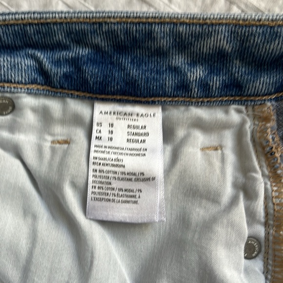 American Eagle Mom Straight Jean Light Wash - Picture 5 of 8